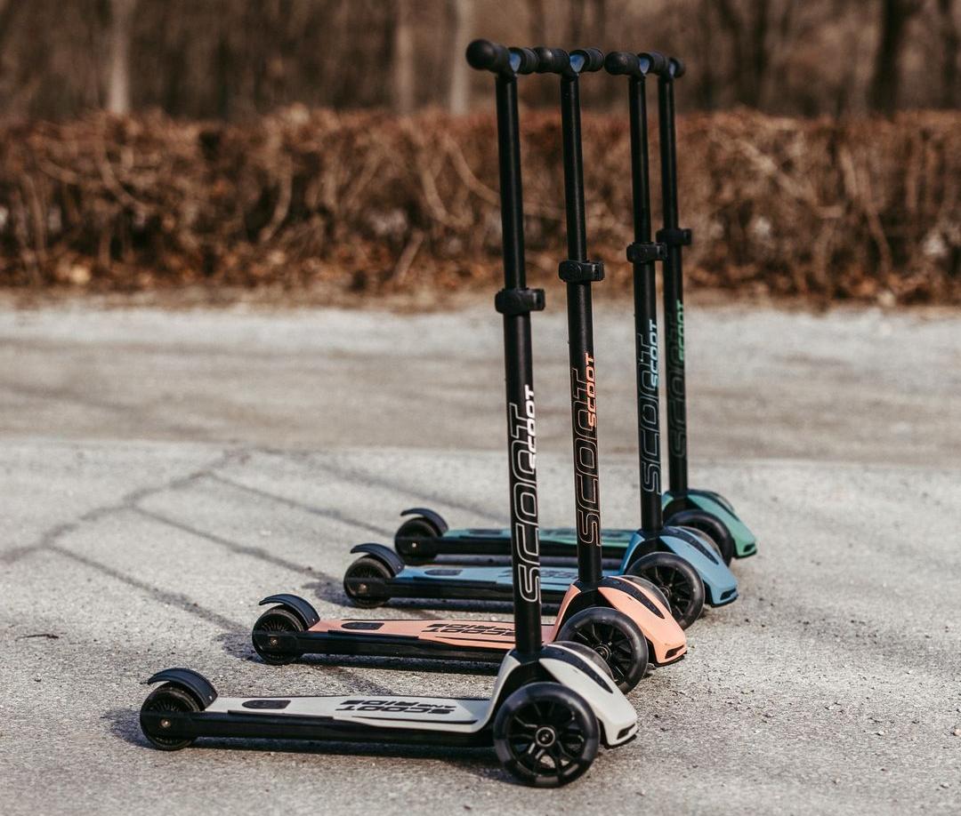 Vier Highwaykick 5 Scooter stehen nebeneinander im Park