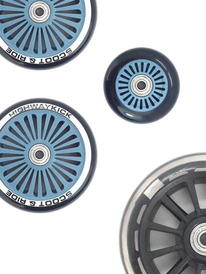 Ersatzräder für Kinderscooter, die Raeder liegen nebeneinander, sie sind blau und schwarz