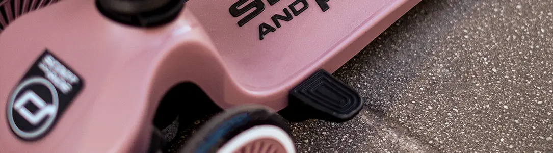 Detailed view of the footrests of the Highwaykick 1 Push and Go, the scooter has the color Wildberry, the footrests are black