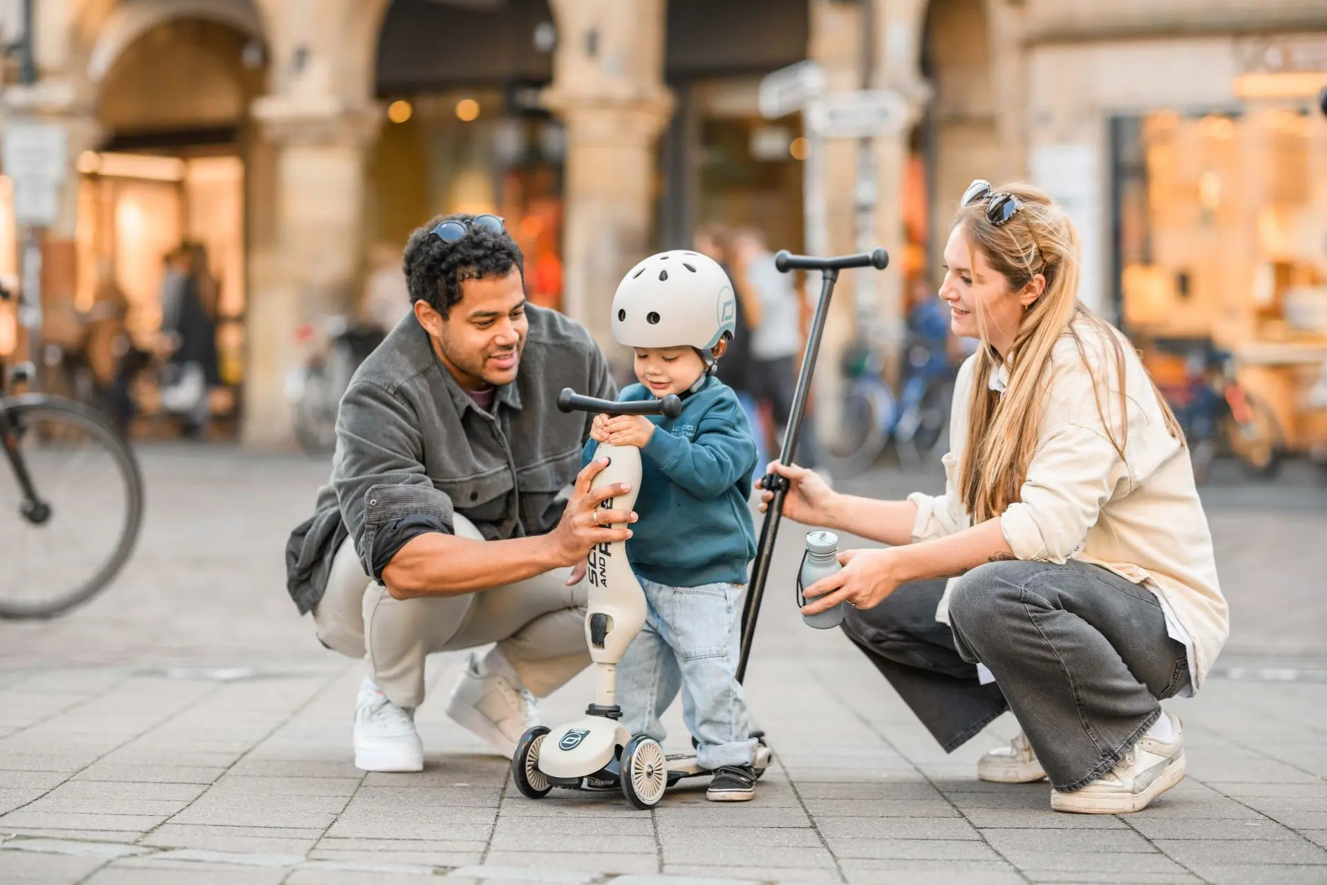 Mutter, der Sohn und der Vater bauen in der Innenstadt den Push and Go zusammen