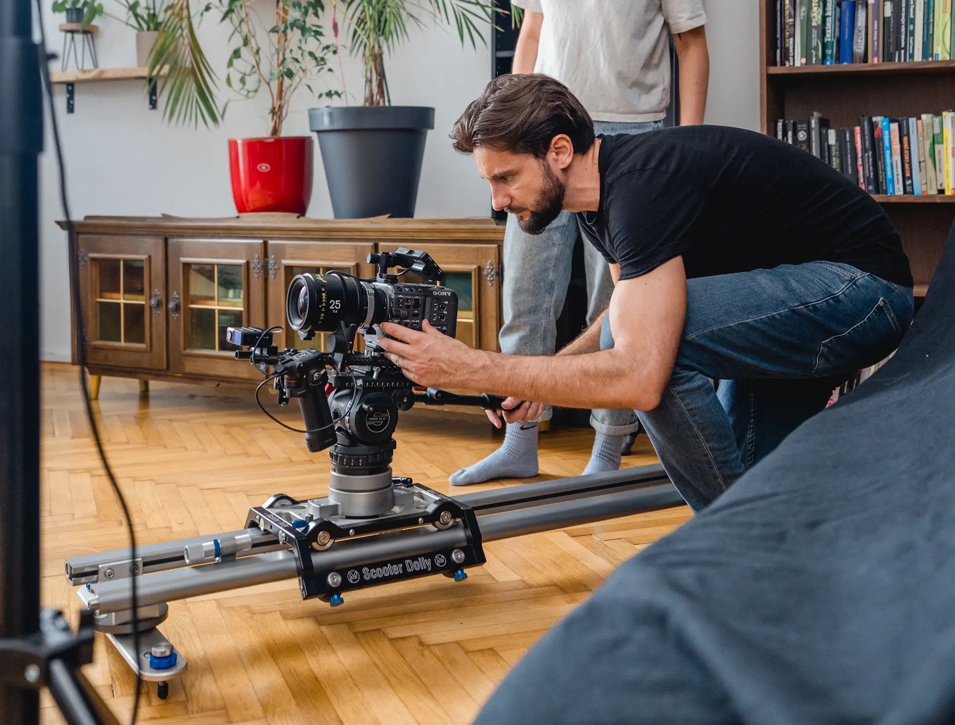 Kameramann filmt, er kniet am Boden